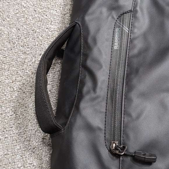 Granite Gear Waterproof Cross-Body Messenger Bag G7063-1 Black NWOT - Picture 4 of 16